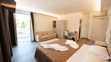 1 chambre, minibar, coffres-forts dans les chambres, bureau