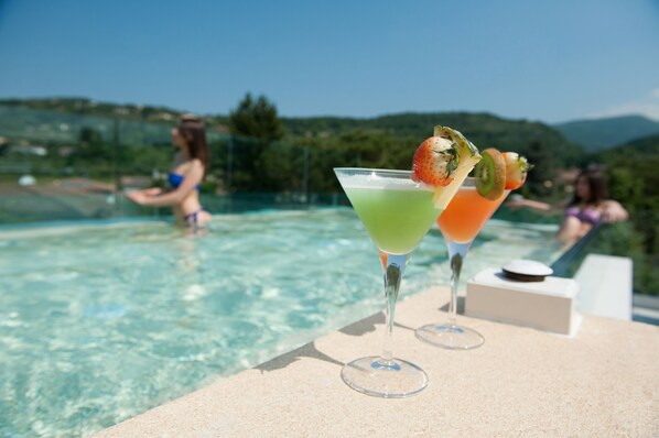 Piscine extérieure (ouverte en saison), chaises longues