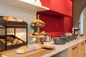 包含每日自助早餐