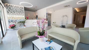 Coin salon dans le hall