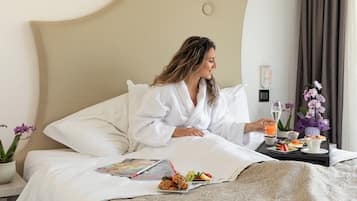 Minibar, Zimmersafe, Schreibtisch, Verdunkelungsvorhänge