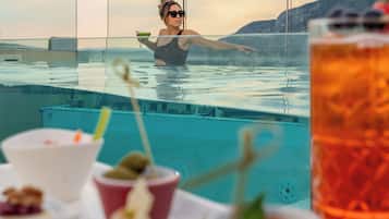 Piscina externa sazonal, espreguiçadeiras