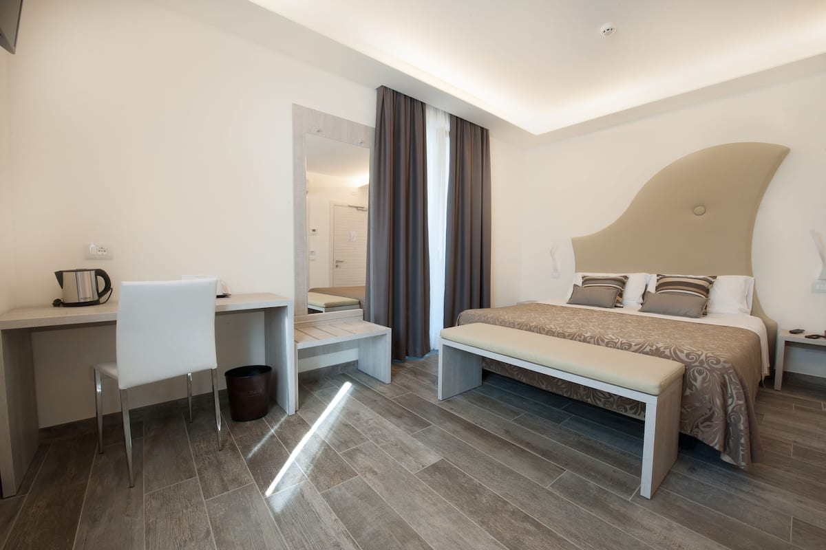 Minibar, caja de seguridad en la habitación y escritorio 