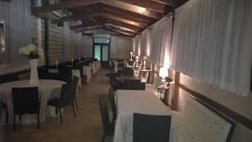 2 restaurantes, se sirven comidas, cenas y cocina italiana