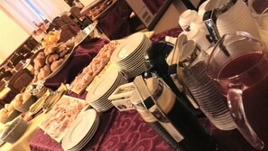 Se ofrece un desayuno bufé todos los días (por un coste adicional)