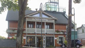 Ein zweistöckiges Gebäude mit einem Restaurant namens "Marina" im Erdgeschoss und einem Hotel im Obergeschoss.