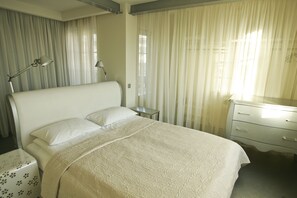 Kahden hengen huone | Select Comfort -patjalliset sängyt, minibaari, tallelokero huoneessa