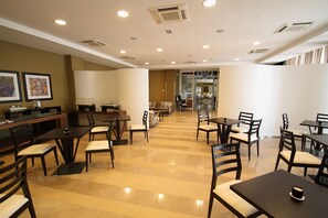 Buffet déjeuner gratuit tous les jours