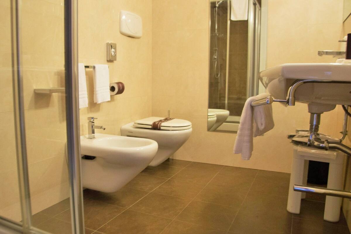 business single room | bathroom | combined shower/bathtub, free toiletries, hair dryer, slippers