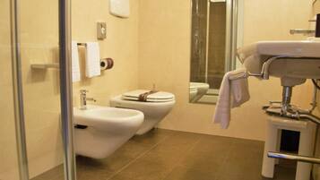 Habitación Business individual | Baño | Ducha y bañera combinadas y artículos de higiene personal gratuitos