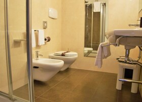 Bañera con ducha, artículos de tocador gratuitos, secador de pelo
