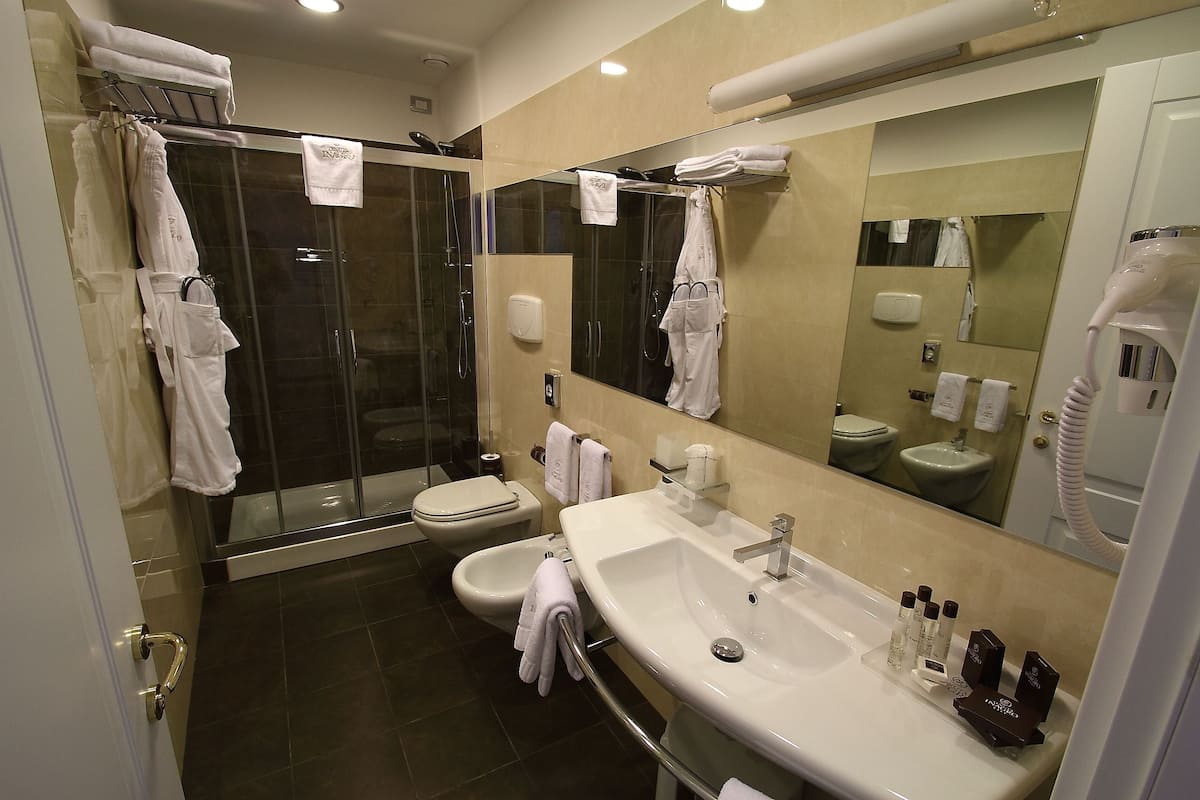 deluxe double room | bathroom | combined shower/bathtub, free toiletries, hair dryer, slippers