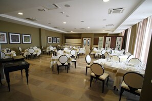 Breakfast, lunch, dinner served; Italian cuisine, alfresco dining 