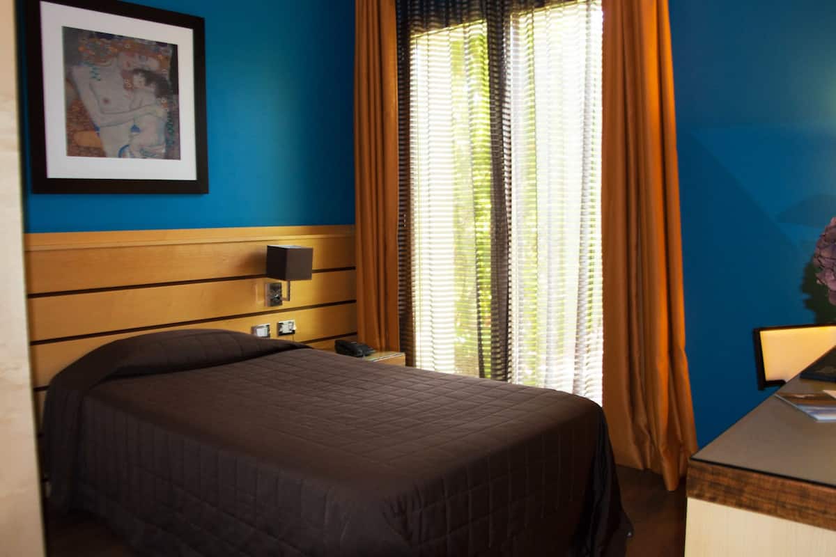 Business Single Room | Premium bedding, minibar, in-room safe, desk