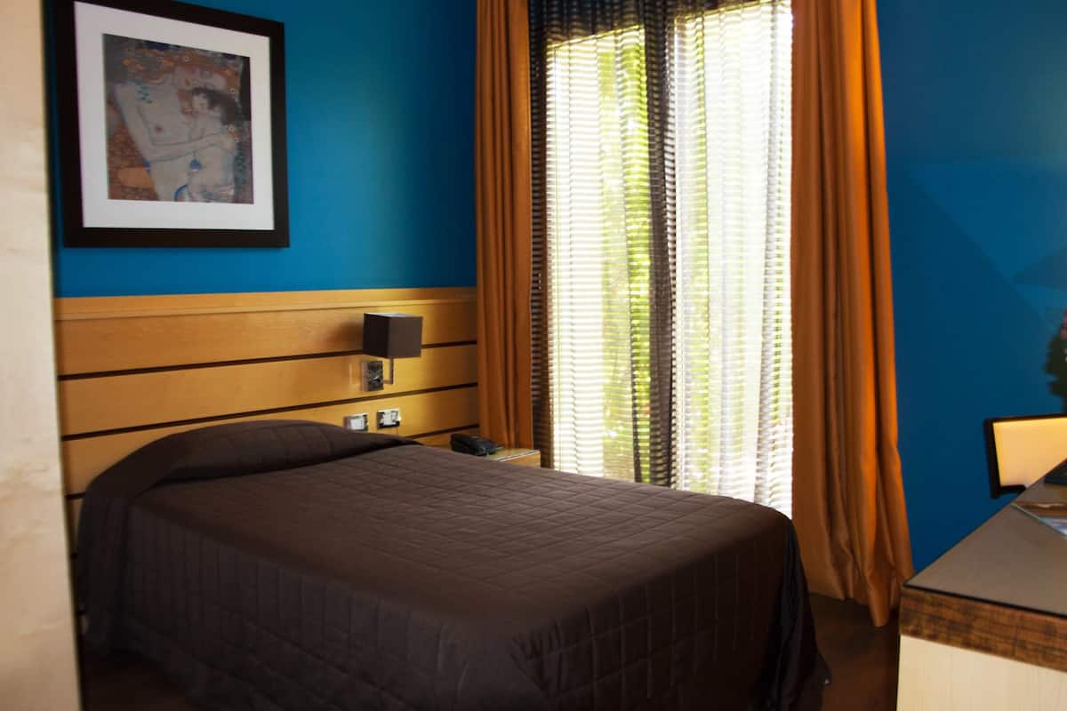 business single room | premium bedding, minibar, in-room safe, desk