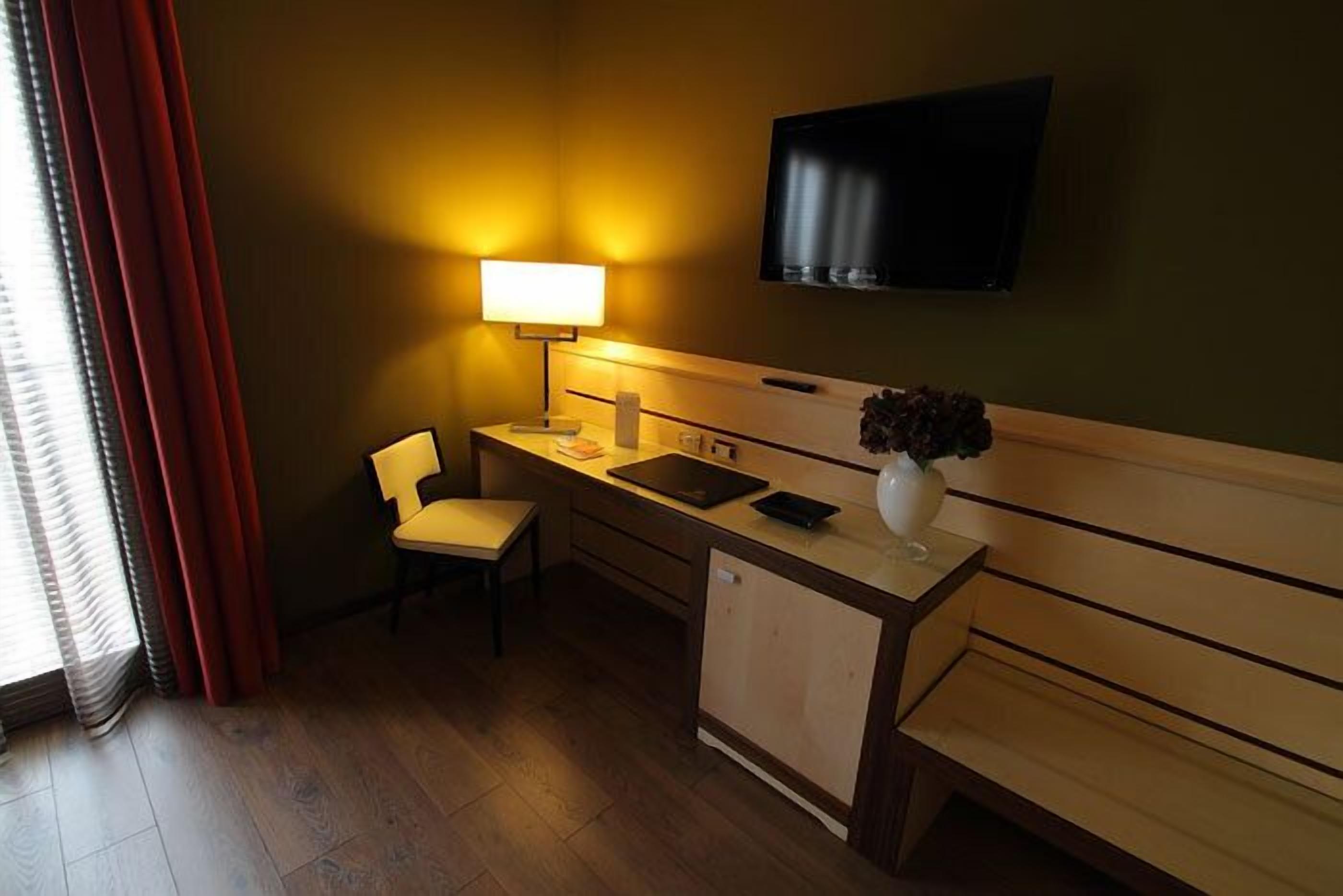 32-inch tv with satellite channels