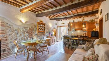 Comfort-Apartment, Poolblick (Giulia) | Wohnbereich | Flachbildfernseher