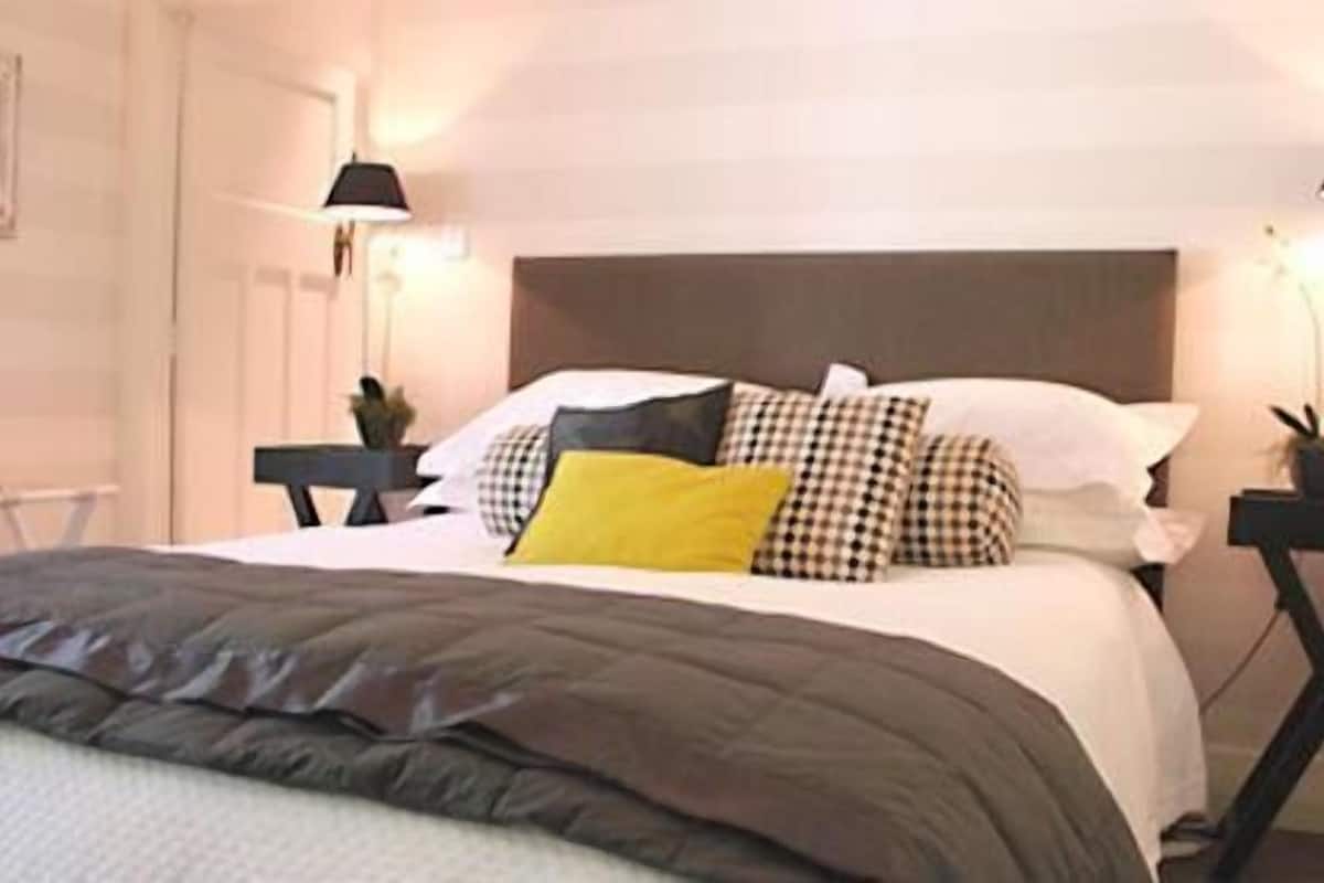 Chambre Double Supérieure, 1 grand lit, balcon, vue jardin (Hukapapa Room - Queen) | 1 chambre, draps en coton égyptien, literie de qualité supérieure