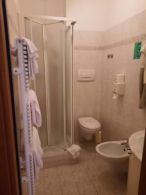 A bathroom with a shower, toilet, bidet, and sink. - Hotel Giada (Silvi)