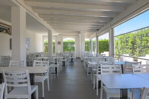 Petit déjeuner continental (8 EUR par personne)