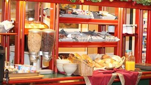 Un bufé de desayuno con diversas opciones de alimentos y bebidas.
