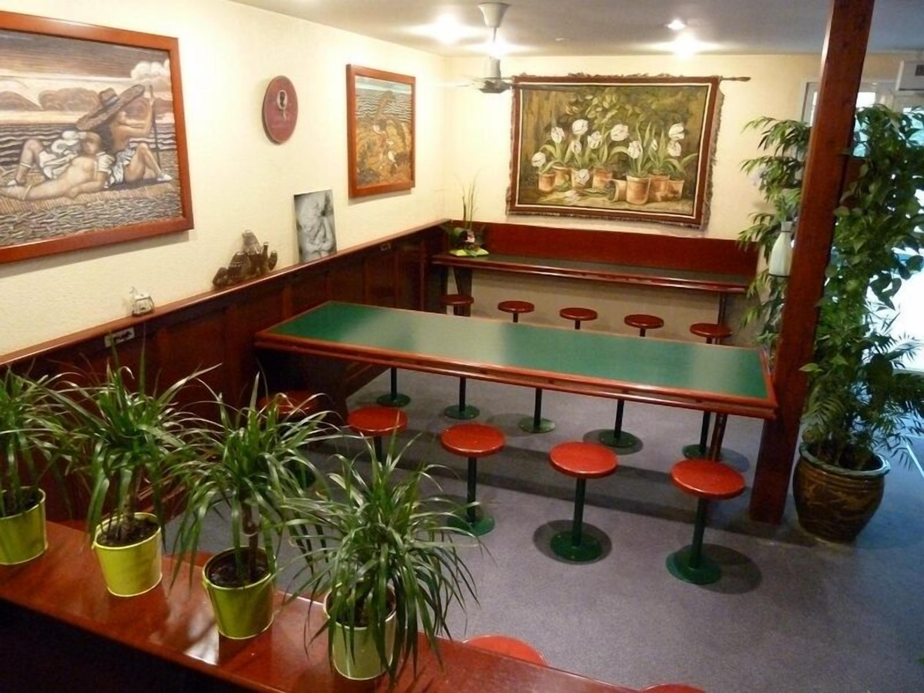 Daily continental breakfast (EUR 8.0 per person)