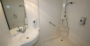 Standard-Doppelzimmer | Badezimmer | Dusche, kostenlose Toilettenartikel, Handtücher