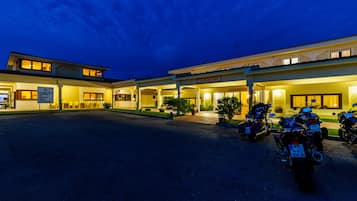 Facciata della struttura - sera/notte