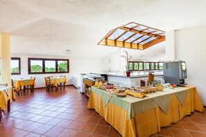 Free daily buffet breakfast - Petri Marini Hotel & Resort (Aglientu)