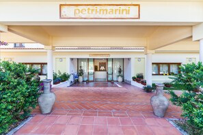 Property entrance - Petri Marini Hotel & Resort (Aglientu)