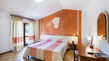 Kahden hengen classic-huone, terassi | Minibaari, tallelokero huoneessa, työpöytä, vauvansängyt