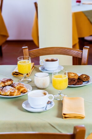 Free daily buffet breakfast  - Petri Marini Hotel & Resort (Aglientu)