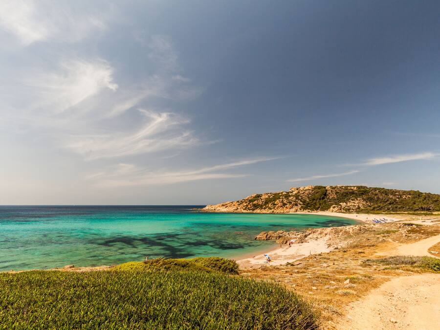 In Strandnähe, weißer Sandstrand, Strandtücher, 4 Strandbars