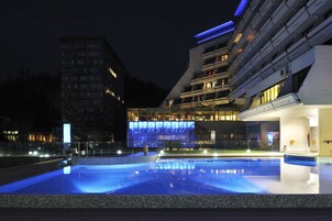 Una piscina techada, una piscina al aire libre