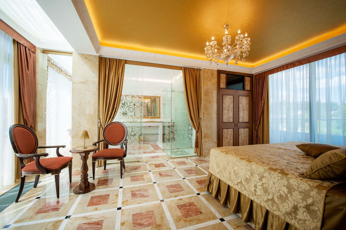 1 chambre, minibar, coffres-forts dans les chambres, bureau