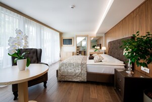 Minibar, caja de seguridad en la habitación y escritorio 