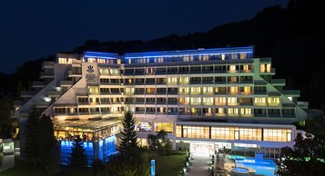 Fachada da propriedade à noite