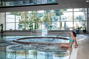Kolam renang indoor dan kolam renang outdoor, dengan kursi berjemur