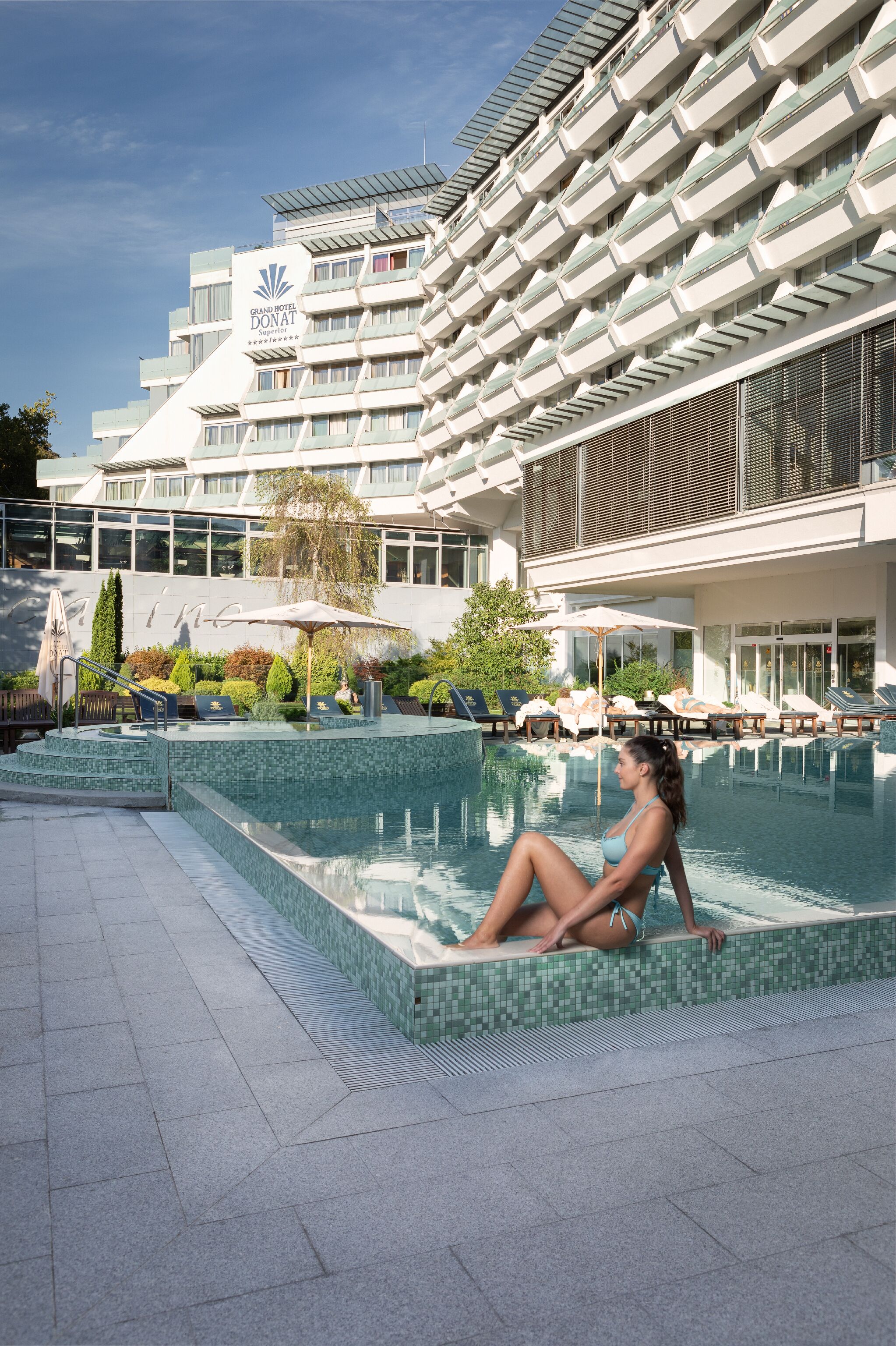 Una piscina techada, una piscina al aire libre