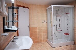 Separate bathtub and shower, free toiletries, hair dryer, bathrobes - Arbella Boutique Hotel (Sharjah)