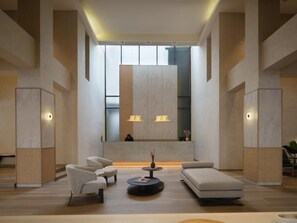 Coin salon dans le hall