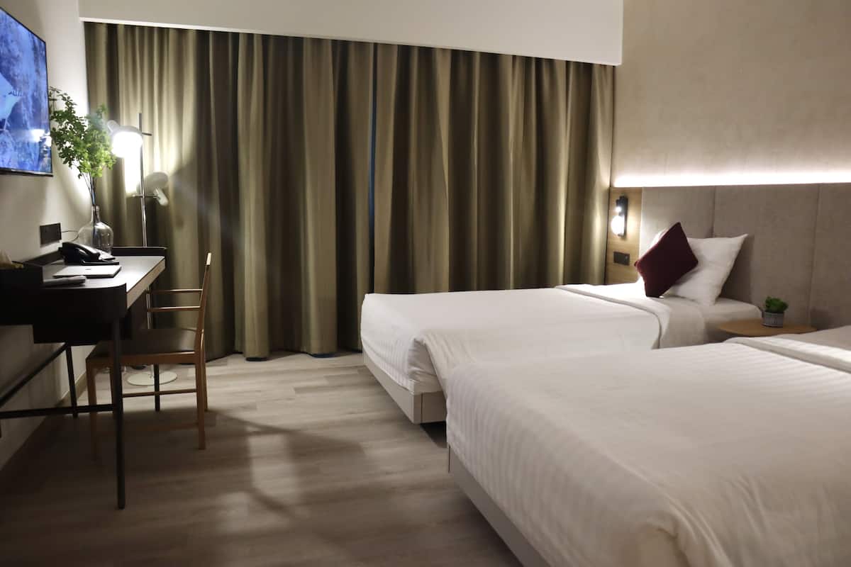 Chambre Premier avec lits jumeaux, 2 lits jumeaux | Lit avec matelas à plateau-coussin, articles de minibar gratuits
