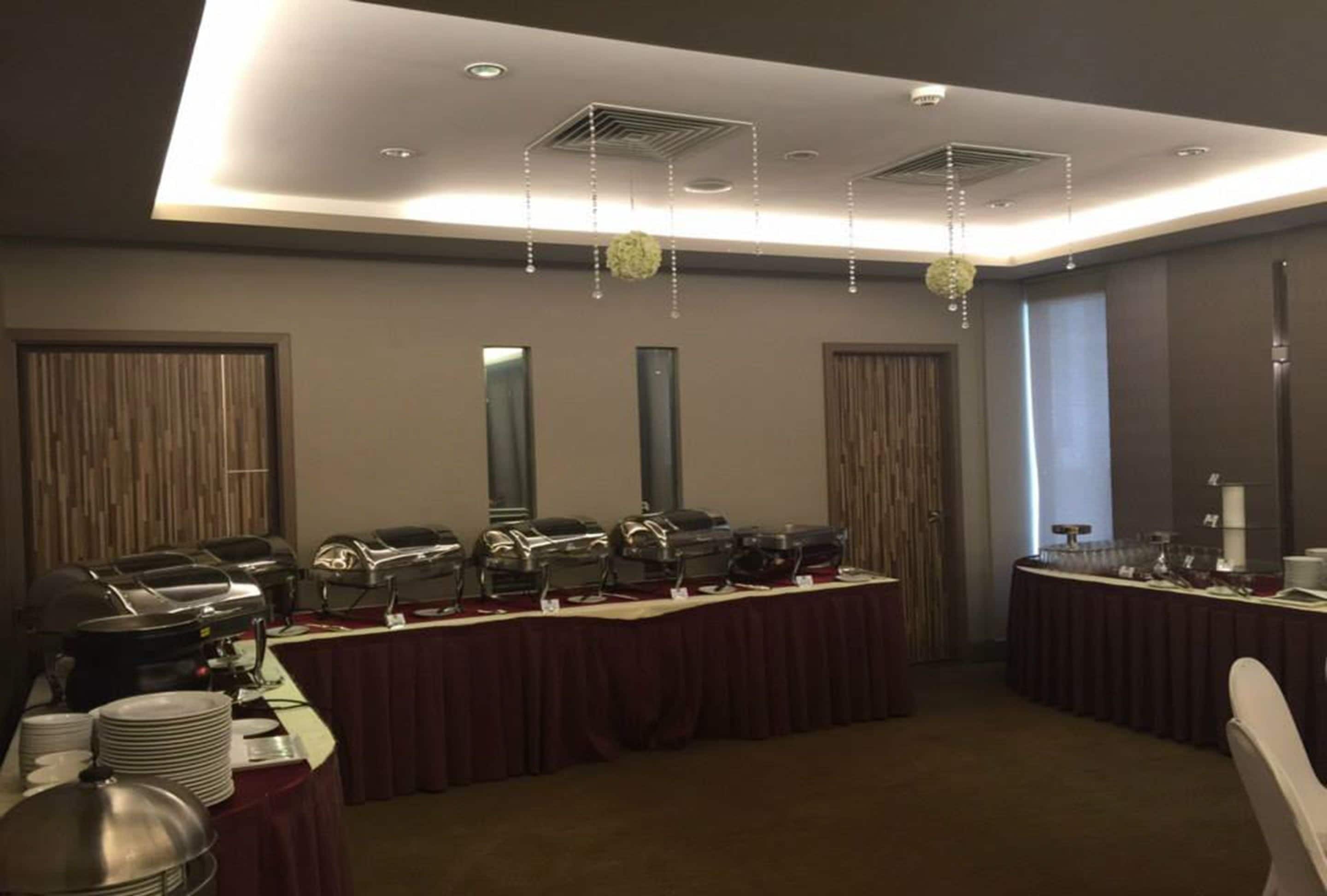 breakfast, lunch, dinner served; international cuisine