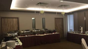 Breakfast, lunch, dinner served; international cuisine