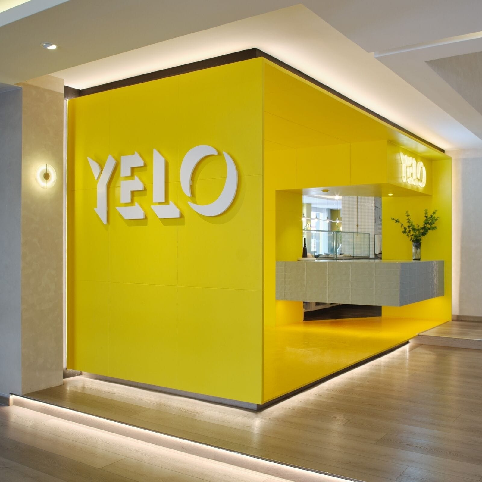 breakfast, lunch, dinner served; international cuisine