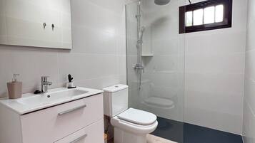 Ducha, toallas y papel higiénico