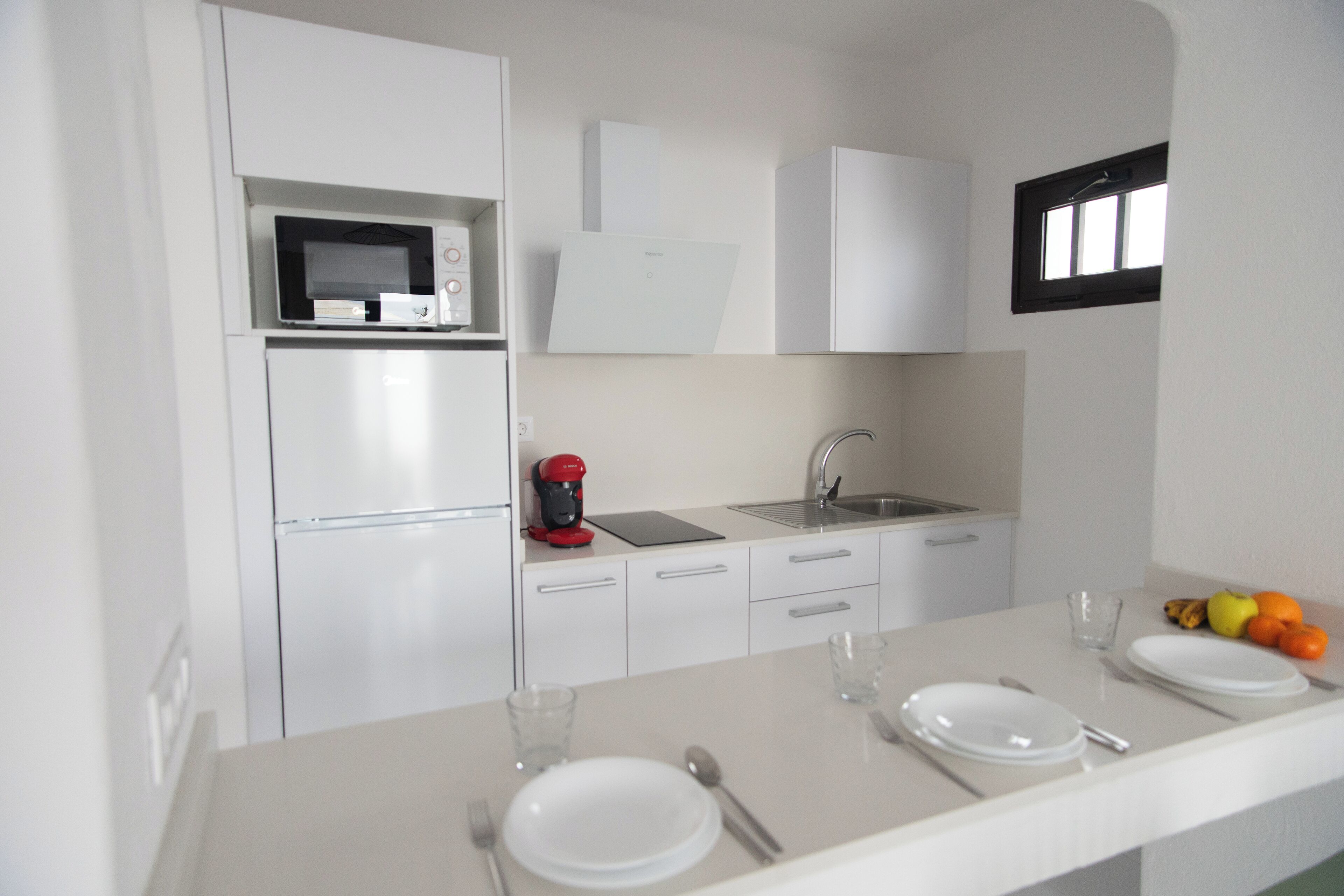 Grand réfrigérateur, micro-ondes, cafetière/bouilloire