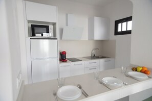 Grand réfrigérateur, micro-ondes, cafetière/bouilloire