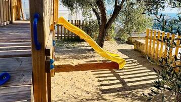 Área de juegos infantiles al aire libre