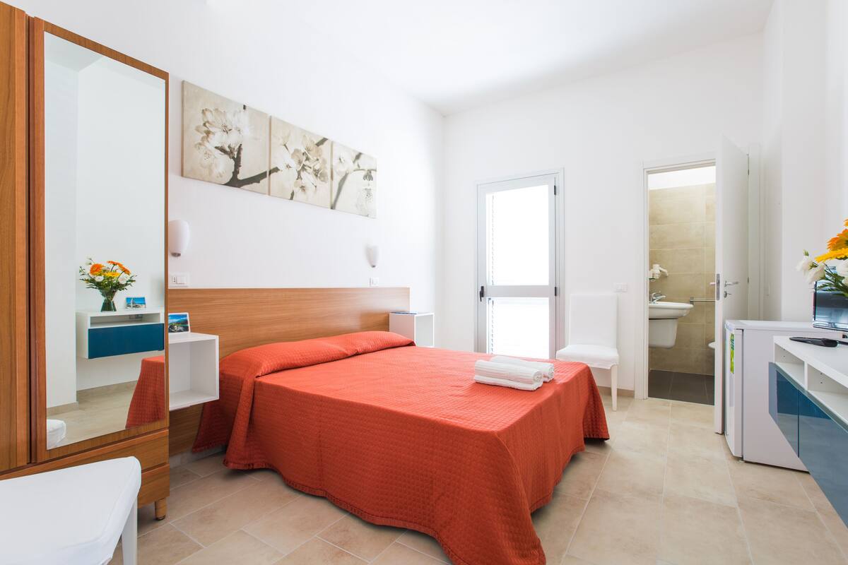 Premium bedding, in-room safe, WiFi (free), bed sheets